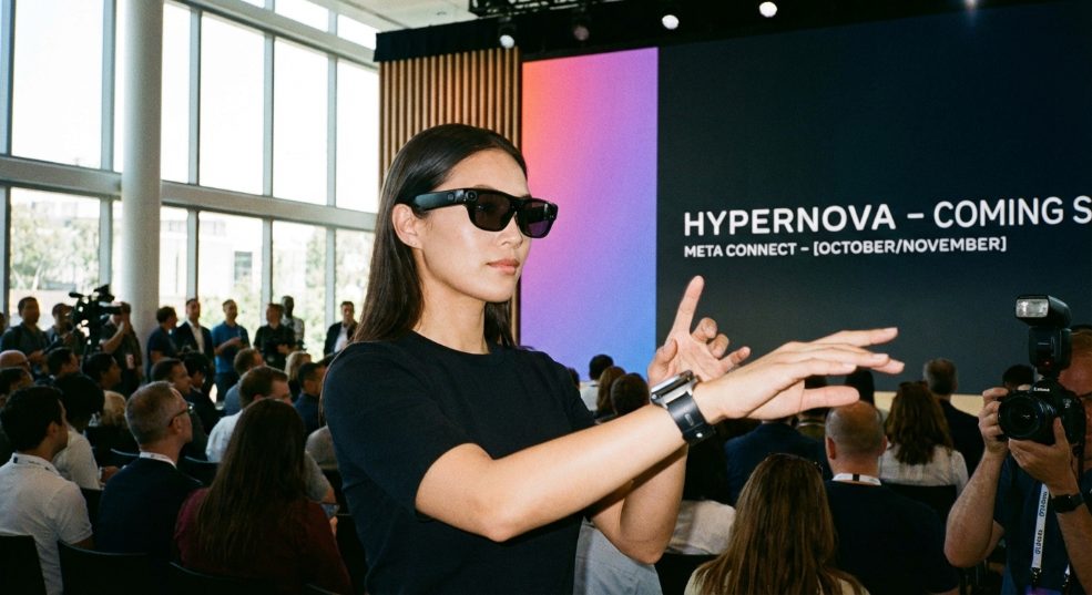 Meta 即将推出首款面向消费者的智能眼镜 Hypernova，配备手势控制腕带第一张图