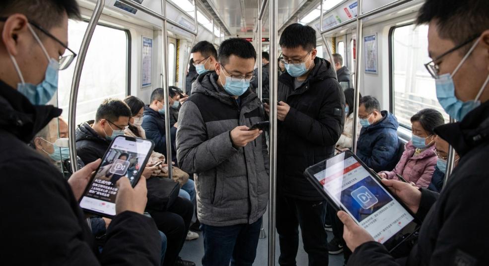 多平台上线 AI 生成合成标识，更易看清内容真假第一张图