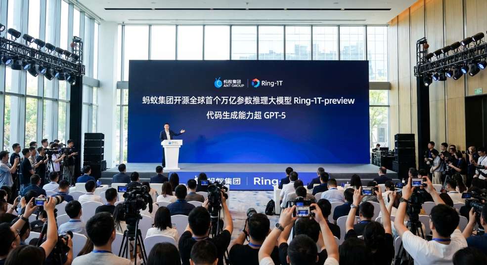 蚂蚁集团开源全球首个万亿参数推理大模型 Ring-1T-preview,代码生成能力超 GPT-5 蚂蚁集团开源全球首个万亿参数推理大模型 Ring-1T-preview,代码生成能力超 GPT-5第一张图