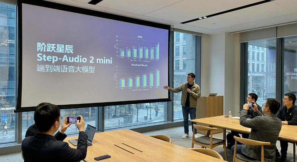 阶跃星辰发布端到端语音大模型 Step-Audio 2 mini，多个基准测试取得 SOTA 成绩第一张图