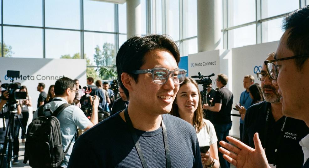 Meta 首款带显示屏的智能眼镜下月上市,售价 800 美元起 Meta 首款带显示屏的智能眼镜下月上市,售价 800 美元起第一张图