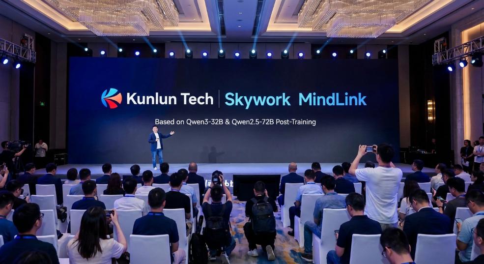 昆仑万维发布并开源全新推理大模型 MindLink,基于 Qwen3-32B 和 Qwen2.5-72B 进行后训练 昆仑万维发布并开源全新推理大模型 MindLink,基于 Qwen3-32B 和 Qwen2.5-72B 进行后训练第二张图