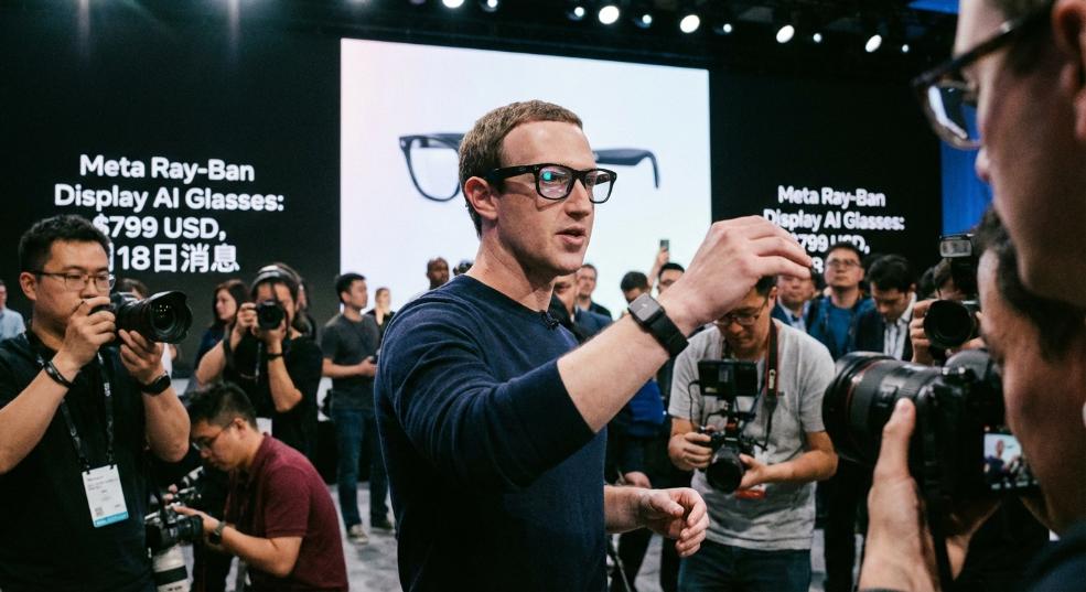 Meta 推出雷朋 Display AI 眼镜：自带显示屏、肌电手环交互，799 美元起第二张图