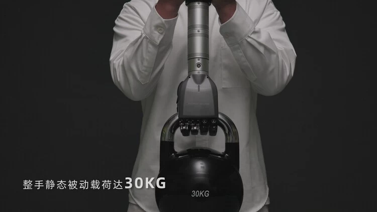 国产灵巧手竟比人手更轻盈强劲,现场单手抓起5公斤壶铃(图4)