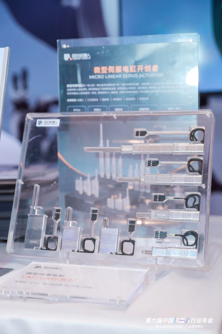 国产灵巧手竟比人手更轻盈强劲,现场单手抓起5公斤壶铃(图7)