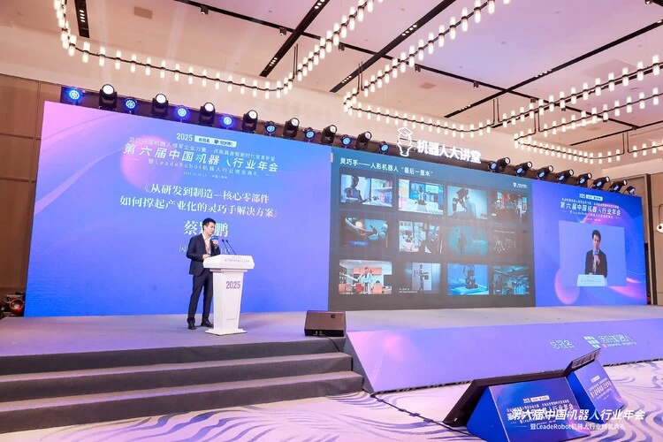 国产灵巧手竟比人手更轻盈强劲,现场单手抓起5公斤壶铃(图11)